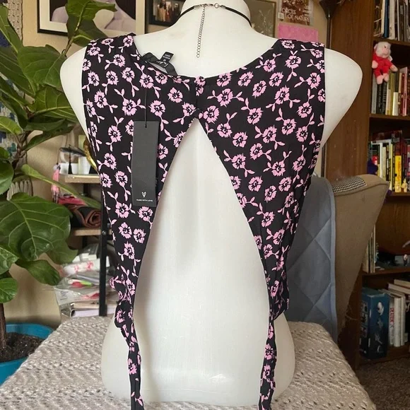 Chic BNWT Lulus Black and Pink Floral Crop Top - Picture 3 of 5